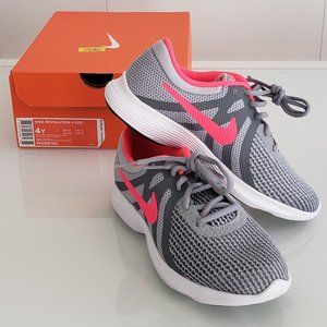 Girls Nike Revolution 4 (GS) Size 4